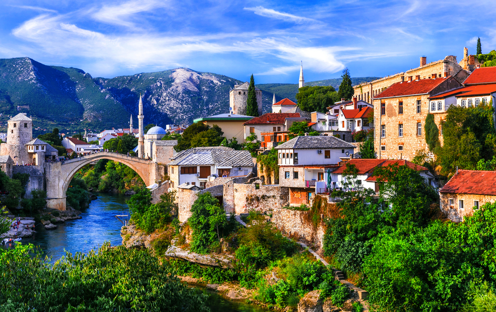 Altstadt von Mostar mit berühmter Brücke in Bosnien und Herzegowina