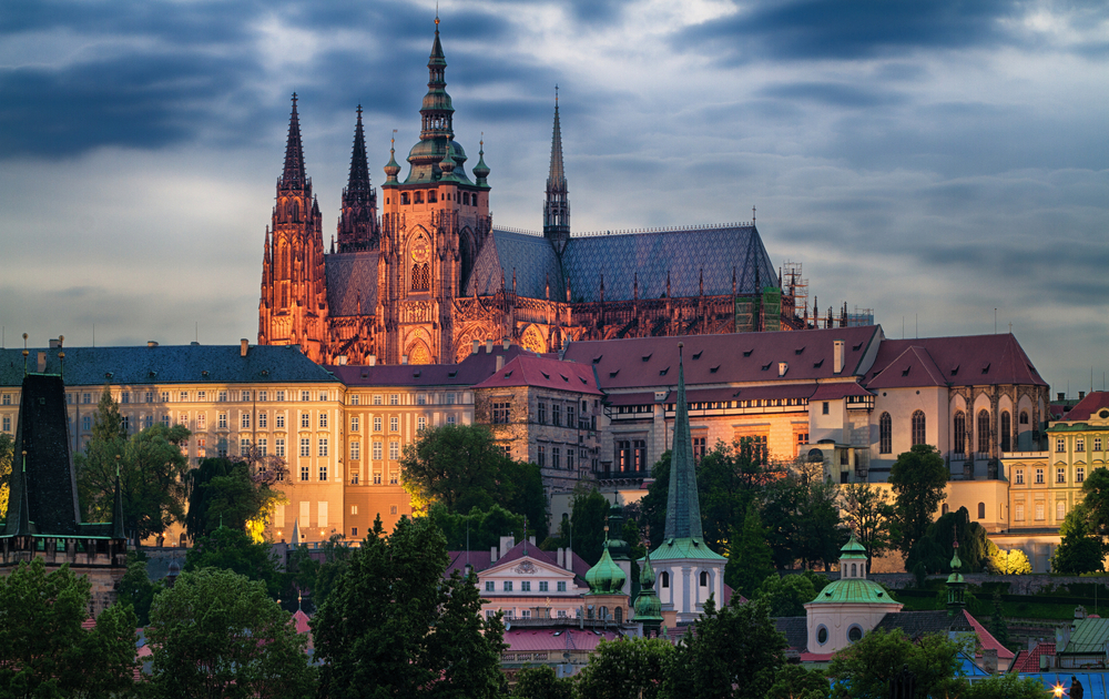 Prager Burg mit Veitsdom am Abend