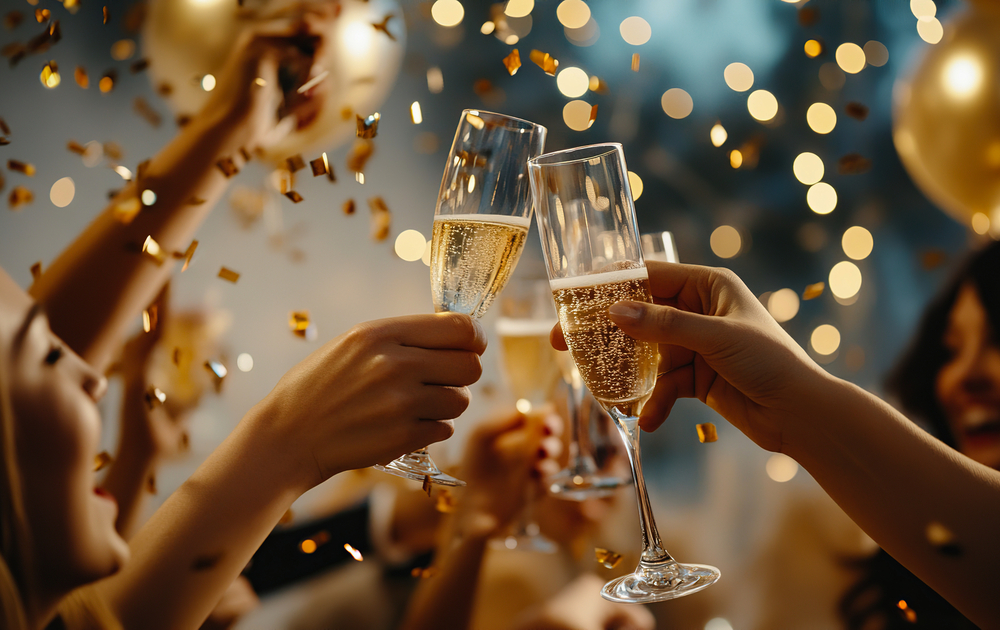 lebhafte Silvesterparty mit Sekt und Konfetti