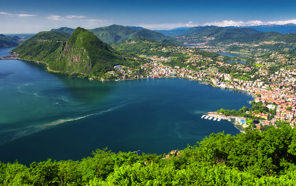 Blick auf die Stadt Lugano, Luganersee und Monte San Salvatore vom Monte Bre aus