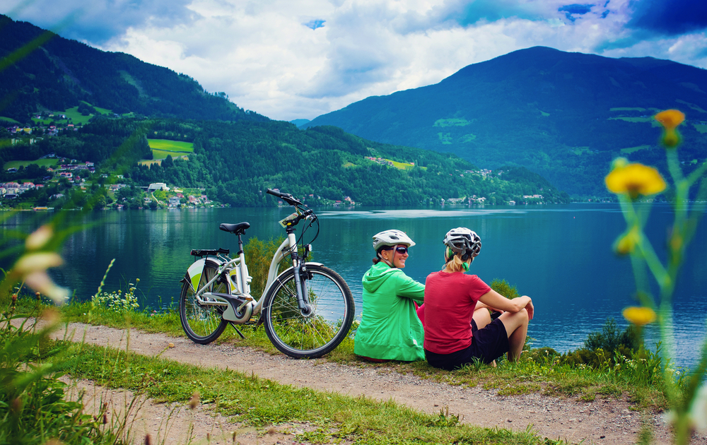 Freundinnen mit E-Bike am See