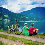Freundinnen mit E-Bike am See