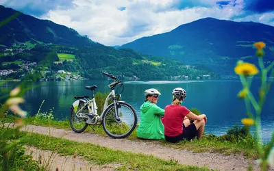 Freundinnen mit E-Bike am See