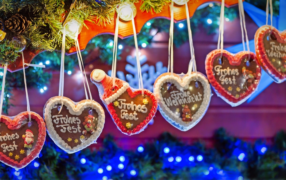 Lebkuchenherze in einer Reihe auf Weihnachtsmarkt