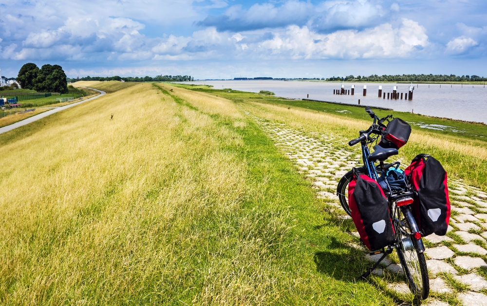 Radeln durch Ostfriesland, Fahrrad mit Gepck, Emsradweg, Deutschland, 