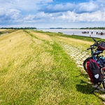 Radeln durch Ostfriesland, Fahrrad mit Gepck, Emsradweg, Deutschland, 