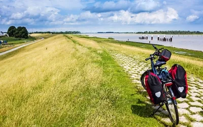 Radeln durch Ostfriesland, Fahrrad mit Gepck, Emsradweg, Deutschland, 