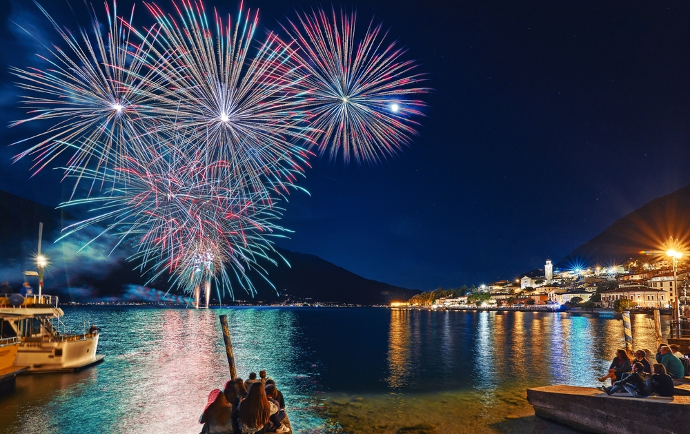 Feuerwerk in Limone sul Garda in der Lombardei am Gardasee, Italien