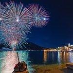 Feuerwerk in Limone sul Garda in der Lombardei am Gardasee, Italien