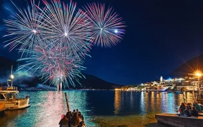 Feuerwerk in Limone sul Garda in der Lombardei am Gardasee, Italien