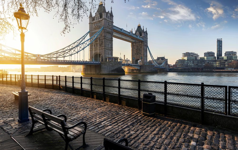 Sonnenaufgang hinter der Tower Bridge in London im Winter