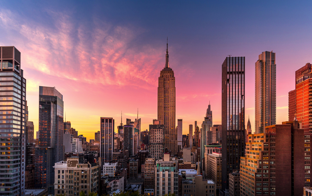 Skyline von New York am Ende des Sonnenuntergangs mit dem Empire State Building im Vordergrund