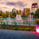 Skanderbeg-Platzes mit beleuchtetem Brunnen in der Hauptstadt Albaniens - Tirana