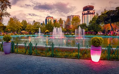 Skanderbeg-Platzes mit beleuchtetem Brunnen in der Hauptstadt Albaniens - Tirana