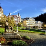 Panoramablick auf den Goetheplatz mit Statue in Marienbad