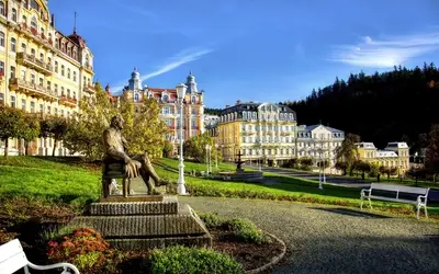 Panoramablick auf den Goetheplatz mit Statue in Marienbad