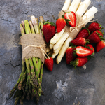 Weißer und grüner Spargel mit Erdbeeren