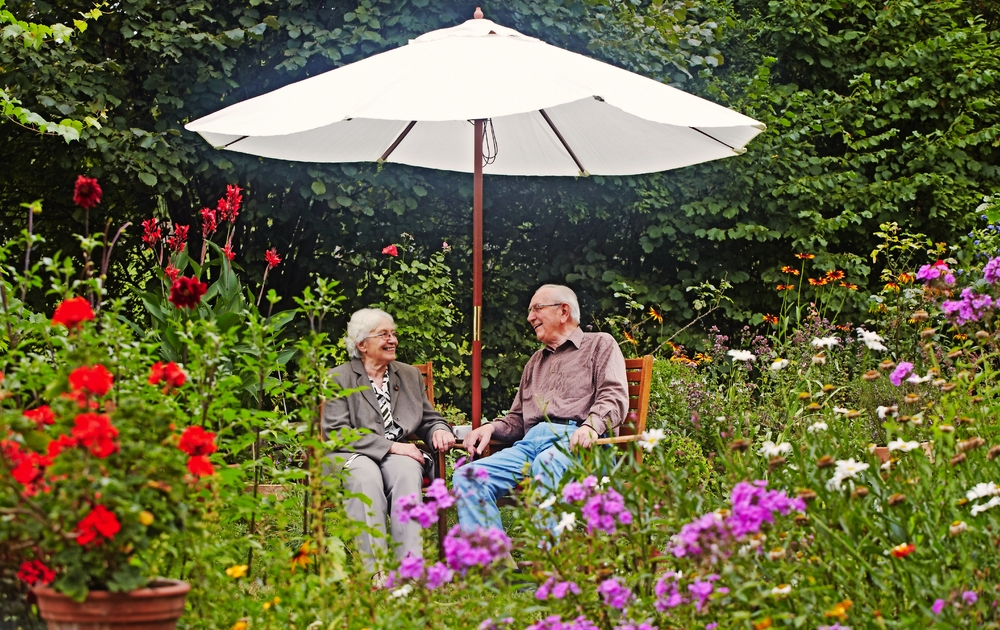 Paar im Alter auf der Gartenbank