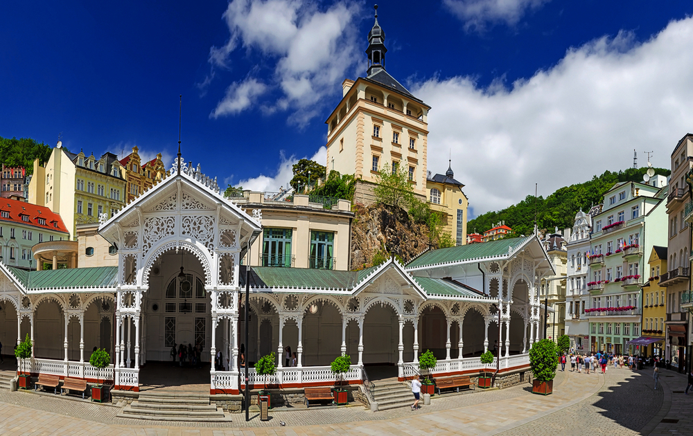 Marktkolonnade und Schloss in der Altstadt von Karlsbad, Karlovy Vary, Tschechien