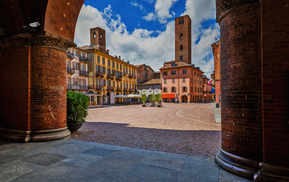Piazza Duomo und alte historische Häuser in Alba, Italien