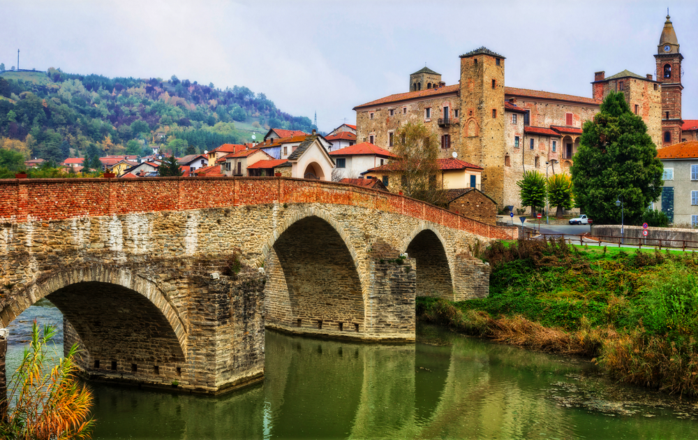 mittelalterliche Kloster und Schloss Bormida in der Region Asti im Piemont, Italien