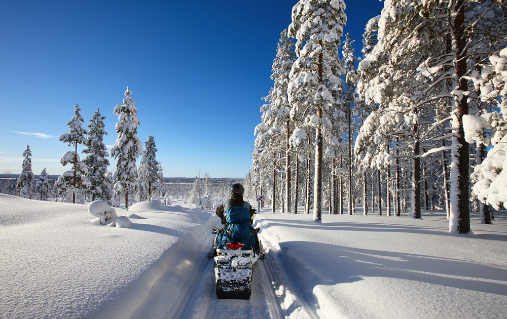 im finnischen Lappland mit Schneemobil unterwegs