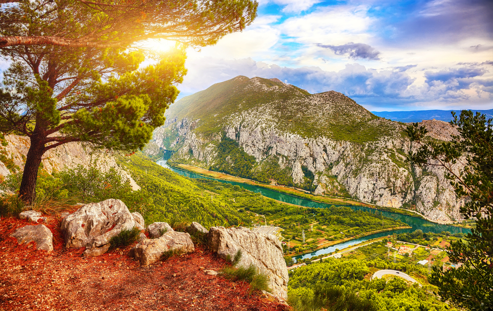 Schlucht und Mündung des Flusses Cetina nahe Omis