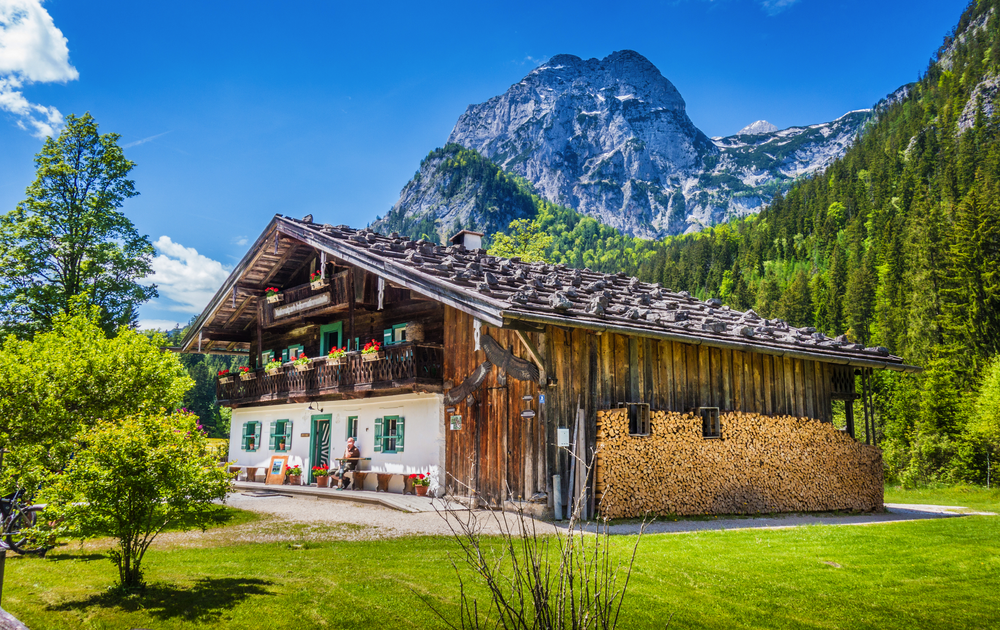 Traditionelles Bauernhaus in den Alpen im Sommer