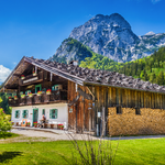 Traditionelles Bauernhaus in den Alpen im Sommer