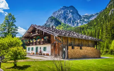 Traditionelles Bauernhaus in den Alpen im Sommer