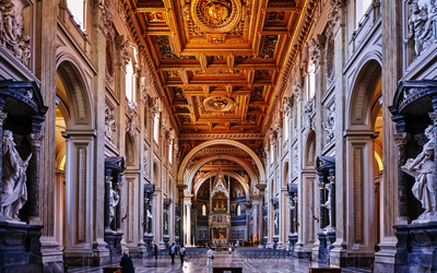 Prächtige Innenansicht einer reich verzierten, historischen Kathedrale mit goldener Decke.