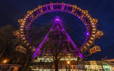 Riesenrad im Wiener Prater in festlicher Weihnachtsbeleuchtung an einem Winterabend.