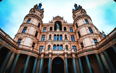 Historisches Schloss mit Türmen und Säulen, Blick von unten.