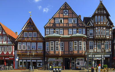 Fachwerkhäuser auf einem Marktplatz bei sonnigem Wetter.