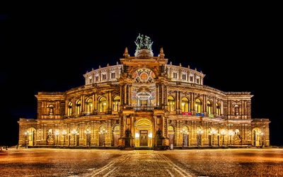 Erleuchtete Semperoper in Dresden bei Nacht.