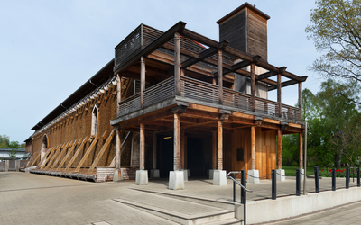 Holzgebäude mit Freiluft-Salzgewinnung, treppenförmig verzierte Außenwand.