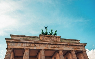 Das Brandenburger Tor in Berlin unter blauem Himmel.