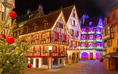 Fachwerkhäuser weihnachtlich beleuchtet in einer Altstadt bei Nacht
