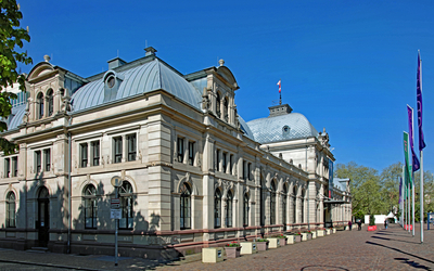 Historisches Gebäude mit blauer Kuppel unter klarem Himmel.