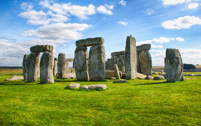 Steinkreis von Stonehenge unter blauem Himmel mit Wolken.