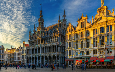 Menschen auf dem belebten Grote Markt umgeben von historischen Gebäuden in Brüssel.