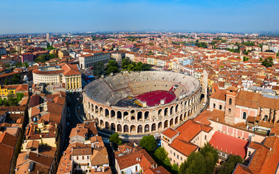 Luftaufnahme der Arena von Verona inmitten der Stadt.