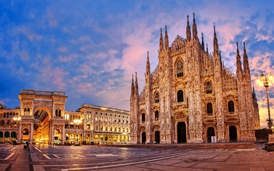 Mailänder Dom bei Sonnenuntergang mit leerem Platz davor