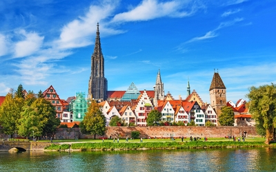 Ansicht der Ulmer Altstadt mit Münster und Donau im Vordergrund.