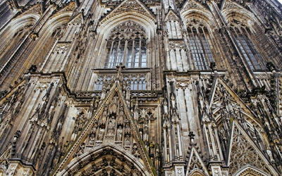 Fassade einer gotischen Kathedrale mit detaillierter Steinmetzarbeit.