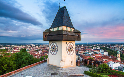 Uhrturm in Graz mit Blick über die Stadt bei Sonnenuntergang.