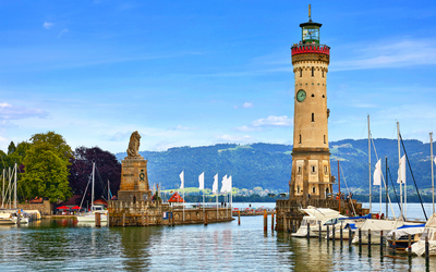 Hafen von Lindau mit Leuchtturm und Löwenstatue am Bodensee.