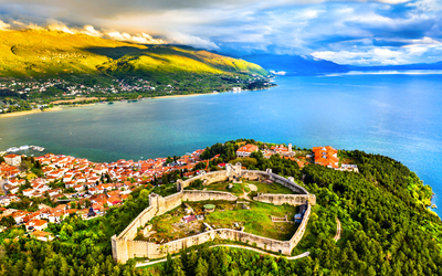 Samoils Festung in Ohrid mit Blick auf den Ohridsee in Nordmazedonien im Hintergrund.