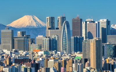 Tokyo Skyline mit dem Berg Fuji im Hintergrund an einem klaren Tag.