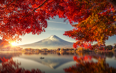 Herbstlandschaft am Kawaguchiko-See mit Mt. Fuji und roten Ahornblättern.